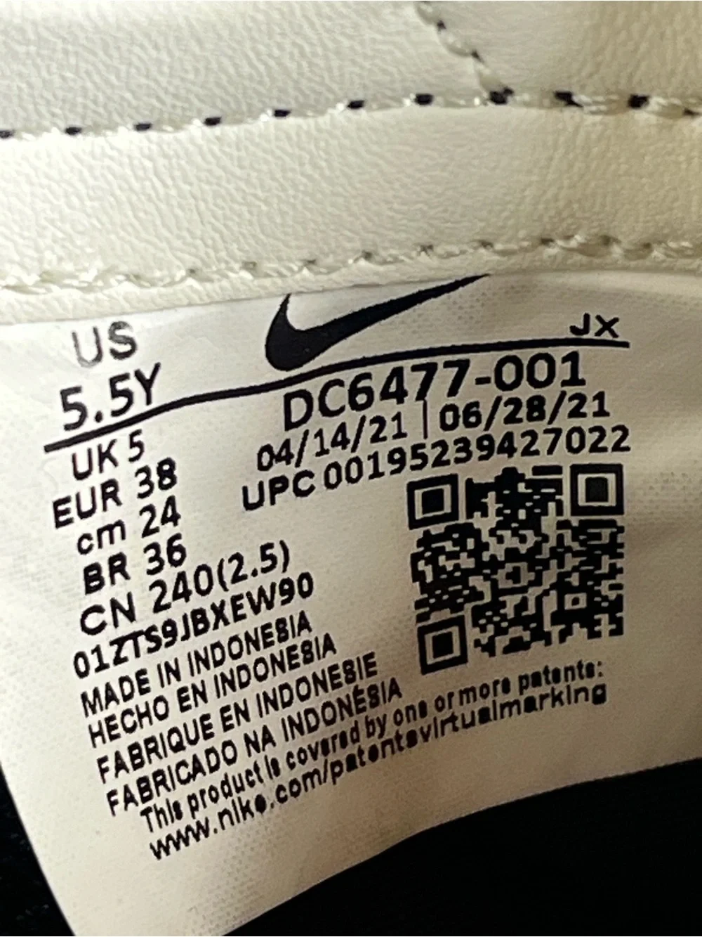 Nike Waffle Trainer size 5 1/2 youth good condition